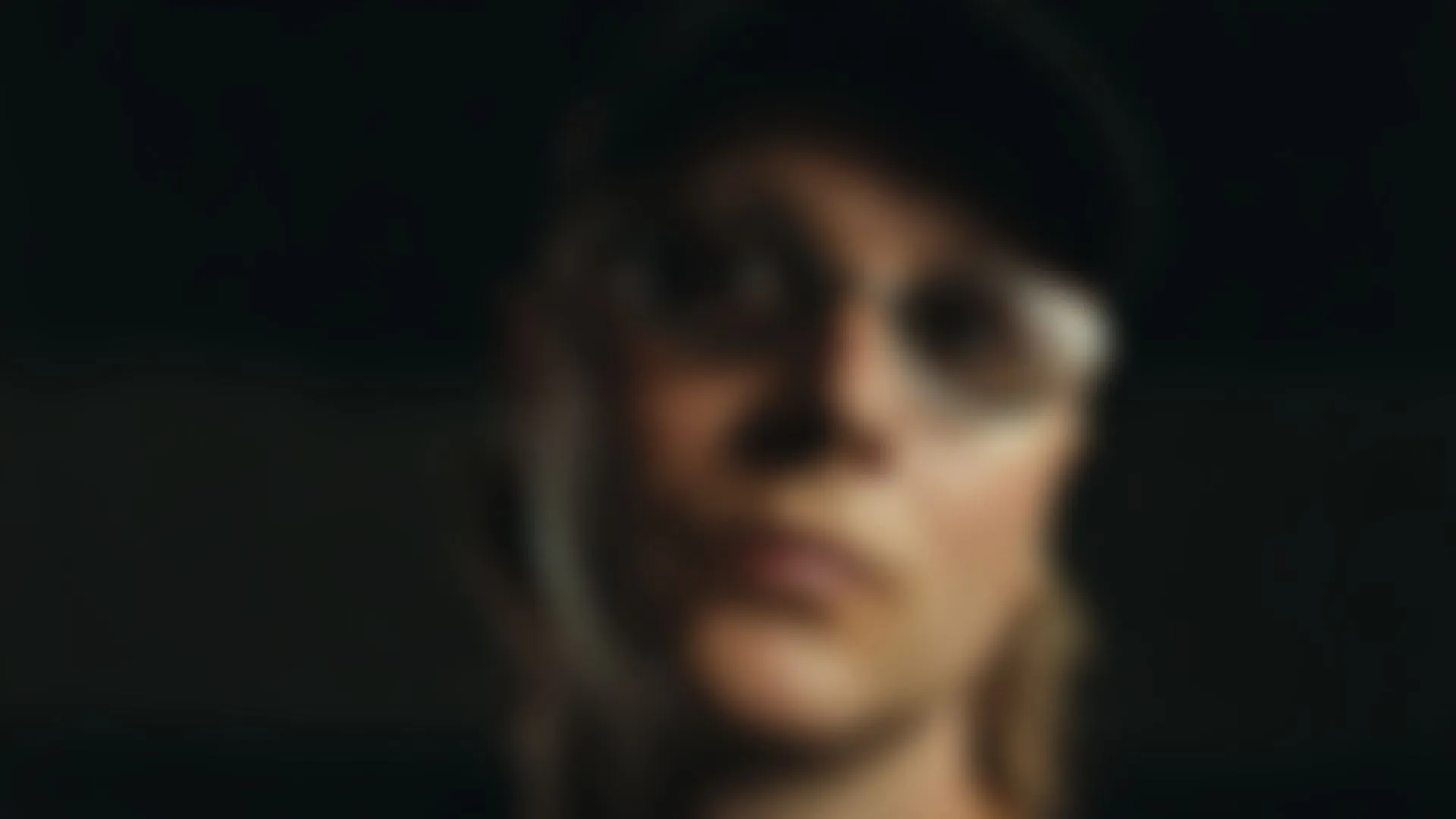 Een gebouw met scheuren